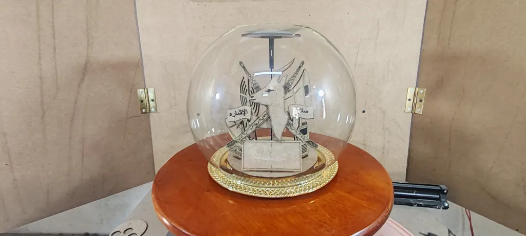 هدية تذكارية في قبة زجاجية